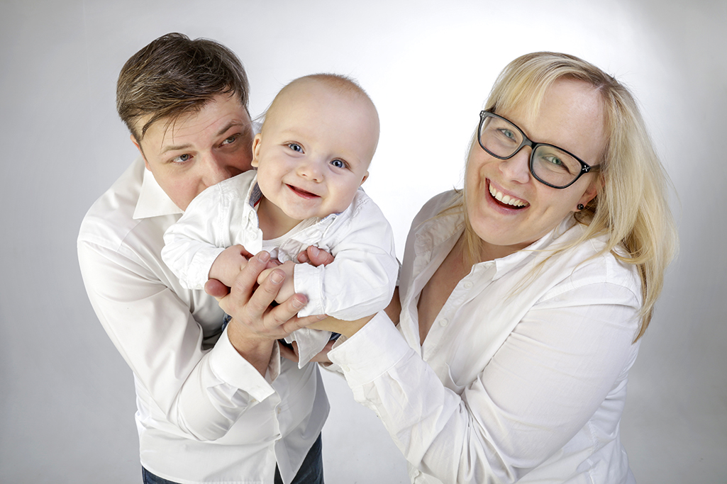 Familienfoto Eltern mit Kleinkind