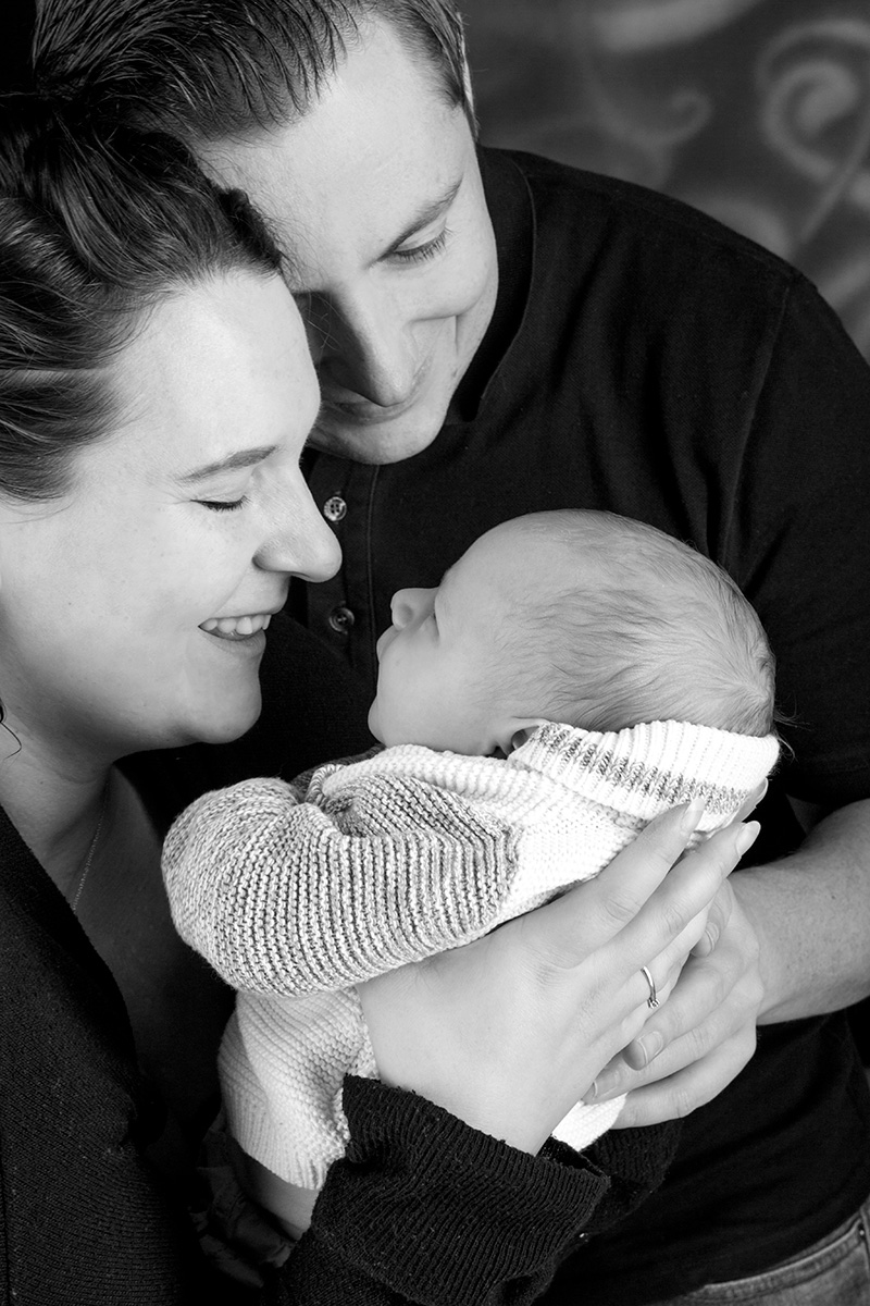 Familienfoto Eltern mit Baby schwarz weiss