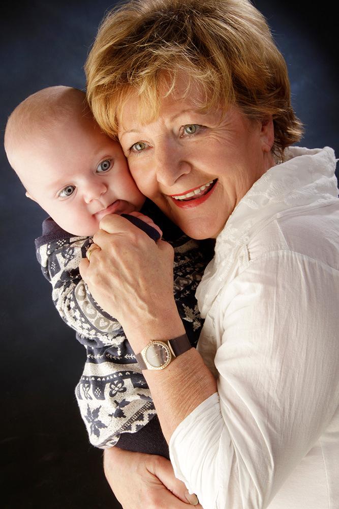 Familienfoto Oma mit Enkelkind