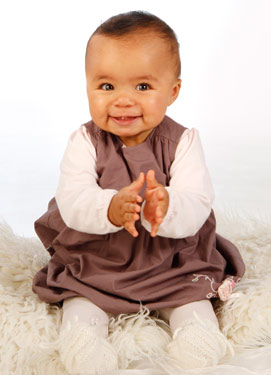 Baby im Fotostudio sitzend