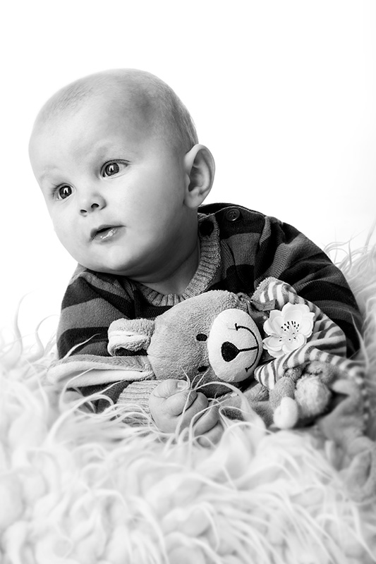 Baby mit Kuscheltier in schwarz weiss