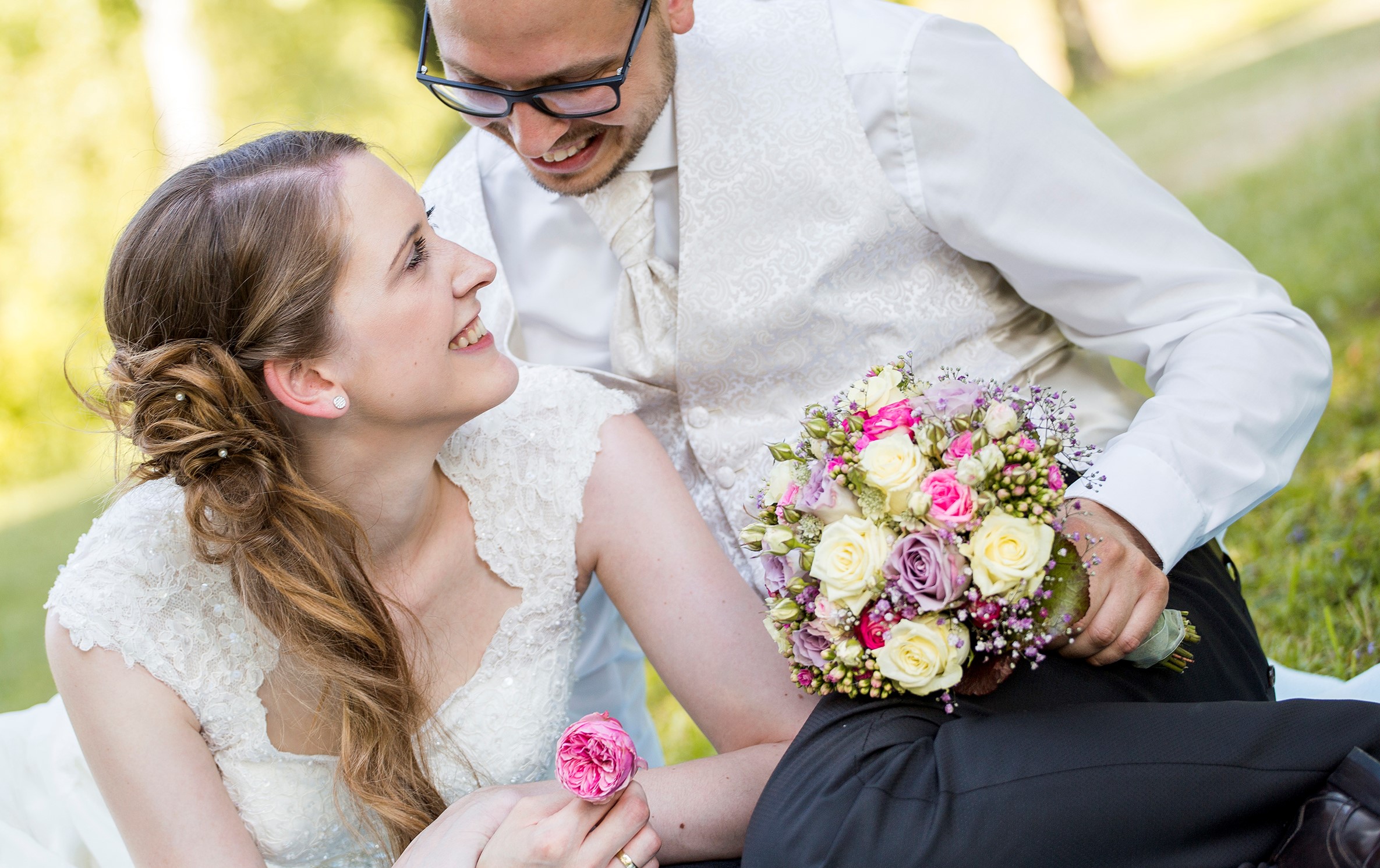 Hochzeitspaar auf Wiese